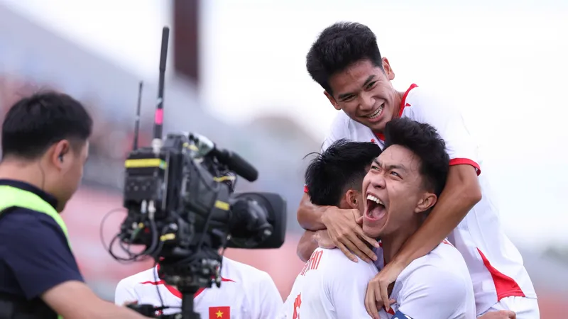 Tiền đạo Thanh Nhàn giải tỏa áp lực sau khi ghi bàn vào lưới U23 Philippines. ẢNH: VIETCONTENT 
