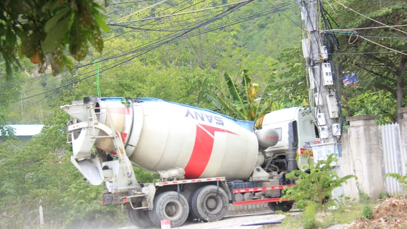 Khánh Hòa: Trạm trộn bê tông không phép hoạt động giữa khu dân cư