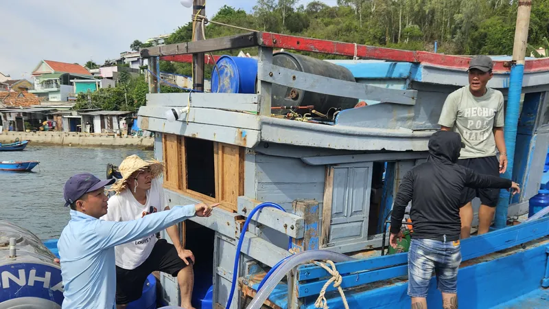Khánh Hòa: Người dân đảo Trí Nguyên được cấp nước trở lại
