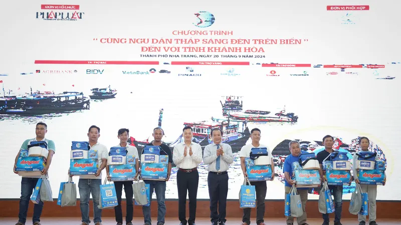 Khánh Hòa: Cùng ngư dân thắp sáng đèn trên biển