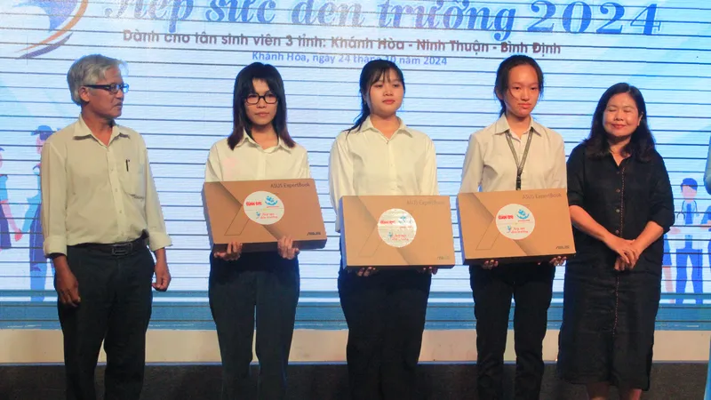 Tiếp sức đến trường cho tân sinh viên có hoàn cảnh khó khăn của 3 tỉnh Nam Trung bộ