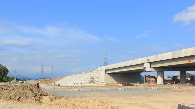 Cao tốc đường bộ Vân Phong - Nha Trang liền mạch sau khi hoàn thành di dời hạ tầng kỹ thuật