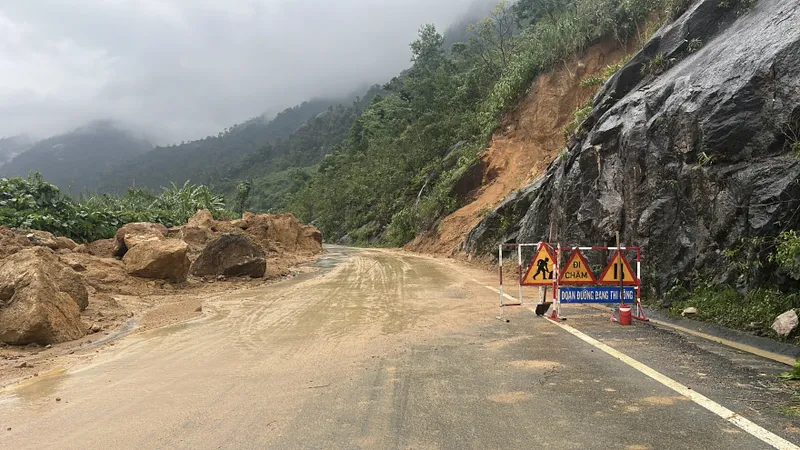 Thông xe 1 làn sau hơn 4 ngày sạt lở tại đèo Khánh Lê