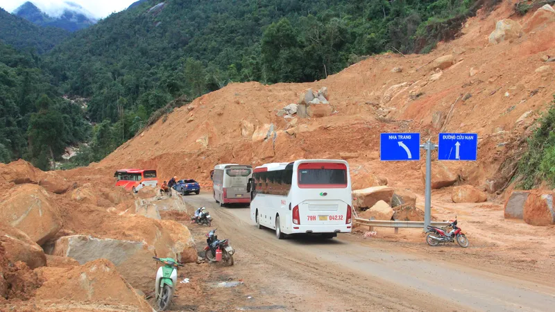 Khắc phục sạt lở, đèo Khánh Lê đủ điều kiện thông xe 2 làn