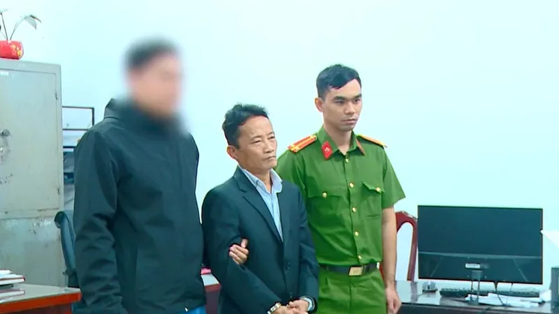 Khởi tố, bắt tạm giam người đàn ông vung kiếm dọa nữ công nhân