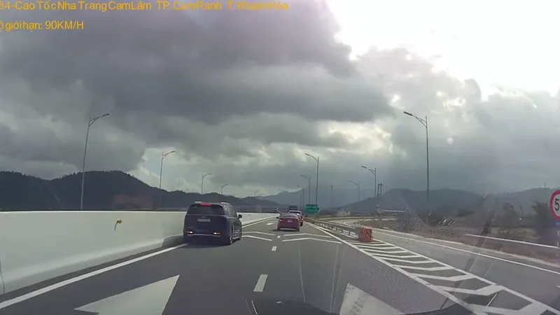 Xử phạt nữ tài xế lùi xe trên đường cao tốc Nha Trang - Cam Lâm