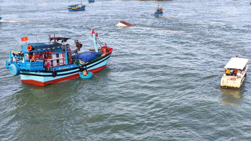 2 người chết và mất tích trong vụ chìm tàu cá ở cửa biển Nha Trang