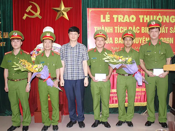 Ông Lê Xuân Đại, Phó Chủ tịch UBND tỉnh Nghệ An trao thưởng cho Ban chuyên án
