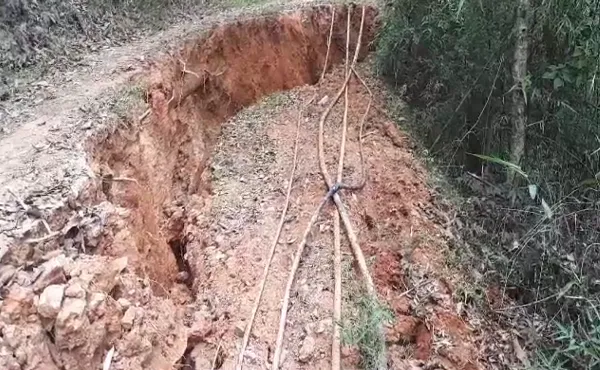 Núi nứt bất thường đe dọa hàng chục hộ dân