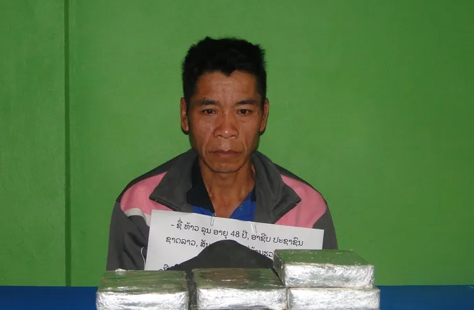 Đối tượng Thào Luôn và tang vật vụ án. Ảnh: H.T