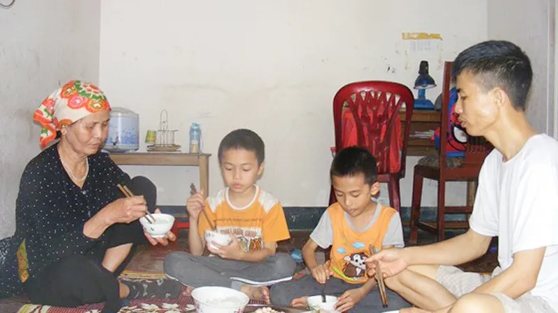 Bữa cơm của gia đình anh Văn thường đạm bạc, không đủ chất.
