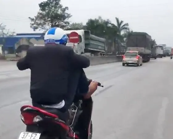 Thanh niên chạy xe máy bằng 2 chân bị phạt hơn 7 triệu đồng