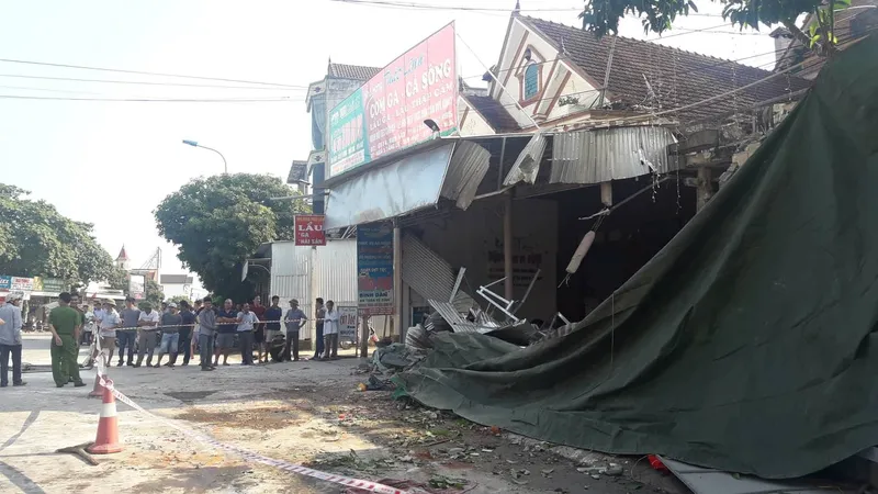 Xe đầu kéo lao vào nhà dân, hàng chục người thoát nạn