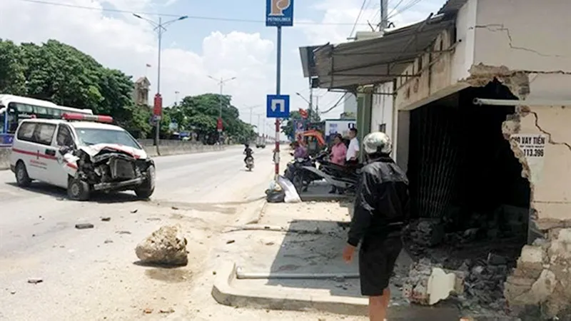 Xe cứu thương mất lái lao vào nhà dân