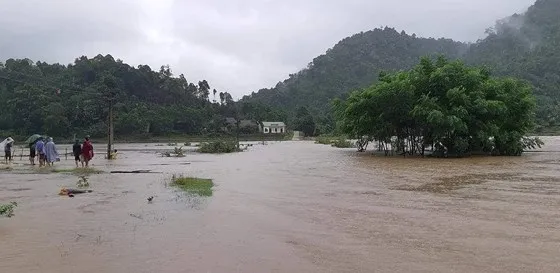 Mưa lớn gây ngập lụt, chia cắt nhiều nơi ở Nghệ An, Thanh Hóa