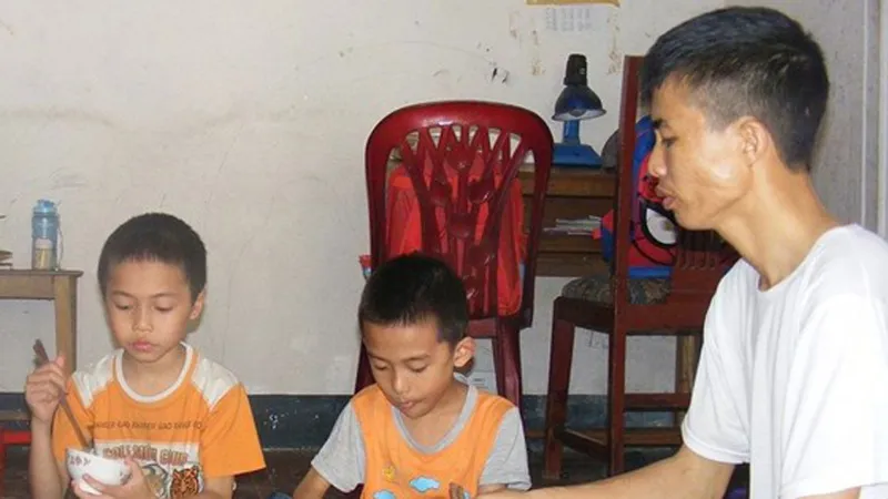 Báo SGGP trao tiền hỗ trợ 3 bố con bị bệnh tan máu bẩm sinh tại Nghệ An