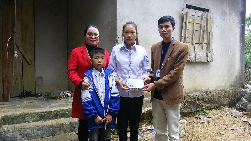Báo Sài Gòn Giải Phóng trao quà cho 2 chị em nghèo học giỏi tại Nghệ An