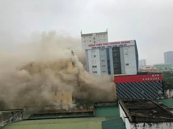 Khói bốc ngùn ngụt từ khách sạn lớn ở TP Vinh