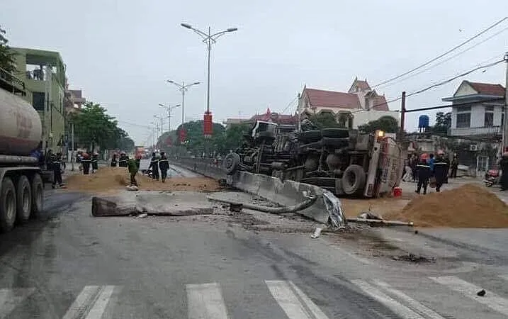 Xe chở xăng bị lật, giao thông ách tắc nhiều giờ