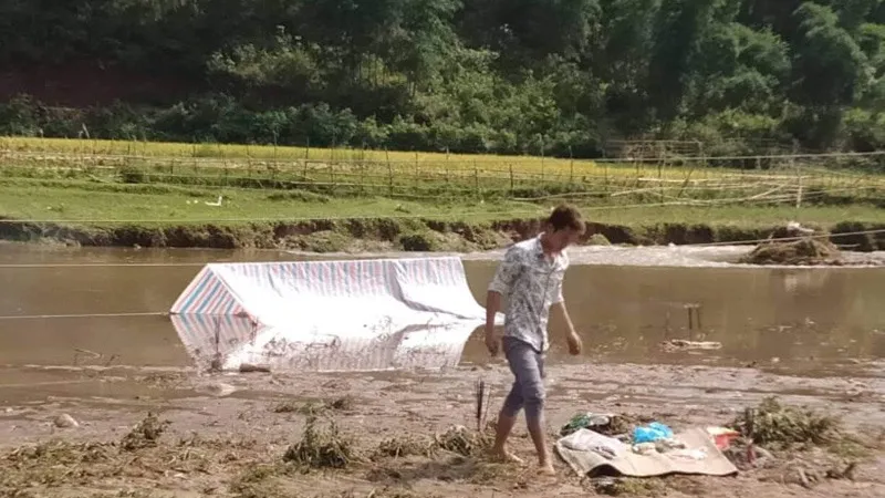 Giông lốc khiến cột điện đổ xuống suối, đôi vợ chồng bị giật chết thương tâm