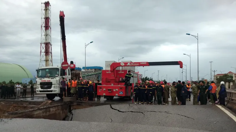 Đường bất ngờ bị sụt lún, 2 người chết, 3 người bị thương