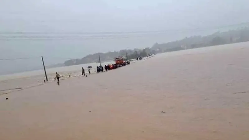 Mưa lũ gây chia cắt nhiều nơi 