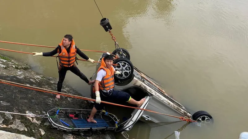 Taxi lao xuống sông, 1 người chết, 1 người mất tích