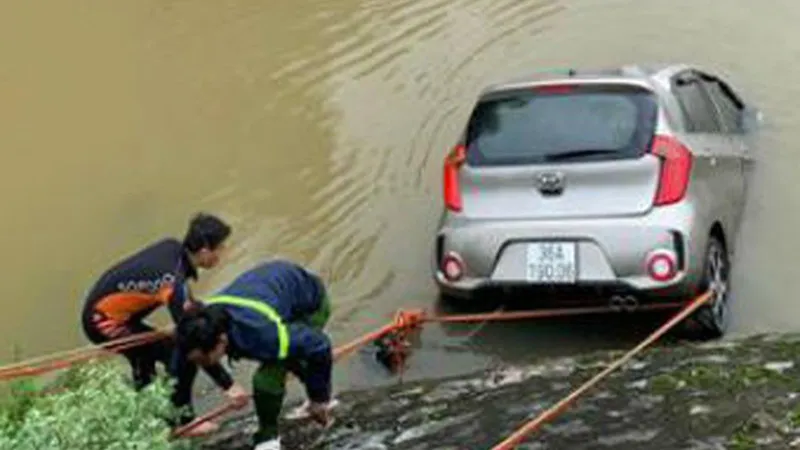 Tìm thấy thi thể tài xế taxi lao xuống sông