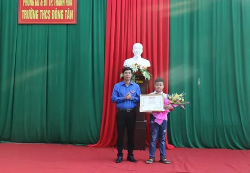 Tặng Bằng khen cho học sinh nhặt được 70 triệu đồng trả lại người đánh mất