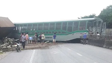 Toa tàu lật chắn ngang Quốc lộ 1A