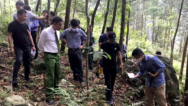 Cơ quan chức năng khám nghiệm hiện trường, nơi Thượng úy Nghĩa bị đối tượng ma túy đâm trọng thương và hi sinh. Ảnh: Công an Nghệ An