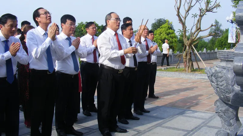 Đồng chí Bí thư Thành ủy TPHCM và đoàn công tác dâng hương tại Đền Chung Sơn