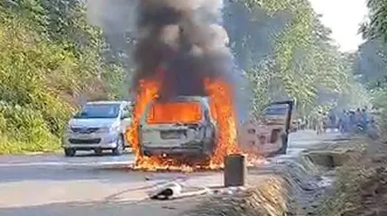 Ô tô 7 chỗ bất ngờ cháy rụi trên đường Hồ Chí Minh