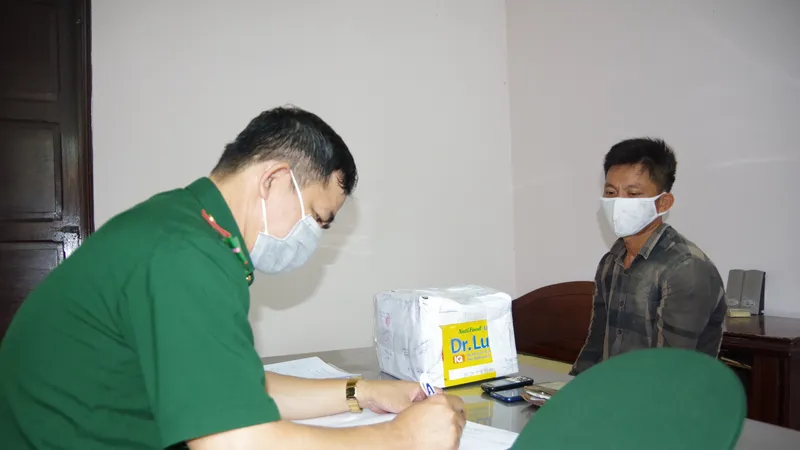 Cán bộ BĐBP Nghệ An đang lấy lời khai Nguyễn Văn Thảo
