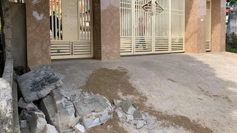 Sập tường rào, 1 học sinh tử vong