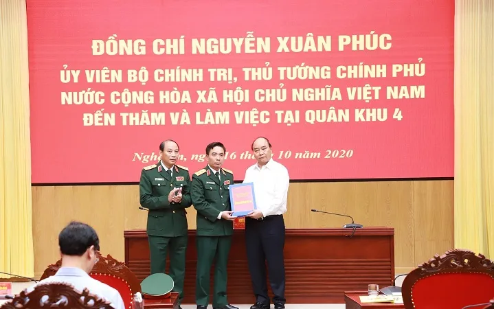 Thủ tướng Nguyễn Xuân Phúc thăm và làm việc tại Quân khu 4, tỉnh Nghệ An