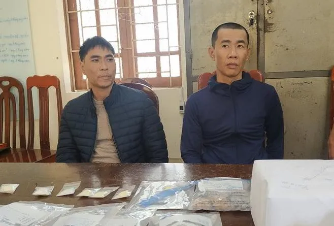 Bắt 2 đối tượng vận chuyển hơn 10.000 viên ma túy từ châu Âu về Việt Nam 