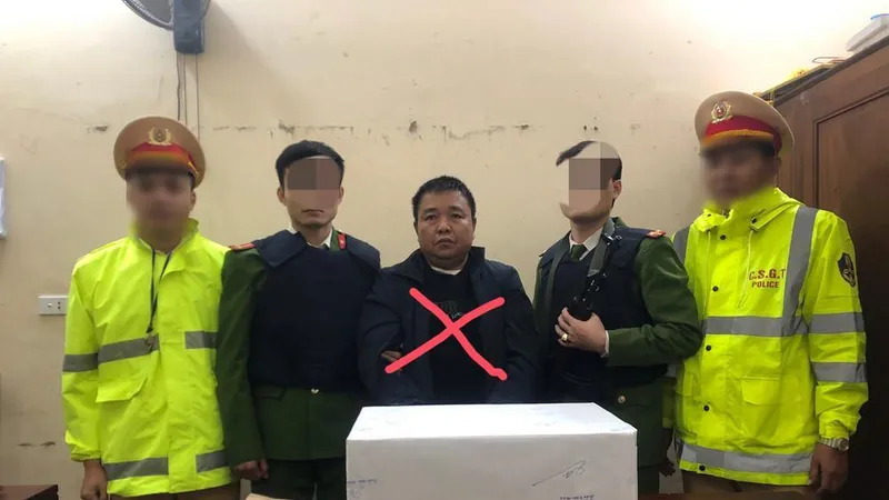 Đối tượng Trần Văn Minh và tang vật vụ án. Ảnh công an cung cấp