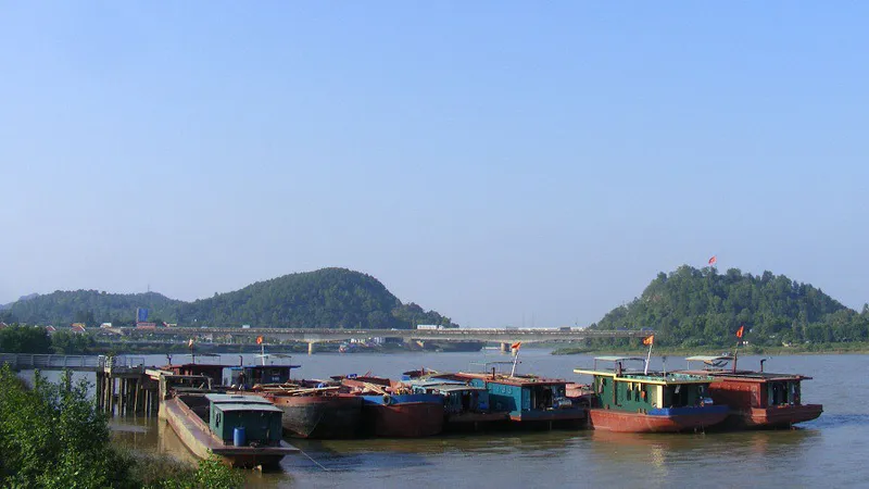 Một đội tàu khai thác cát, sỏi trên sông Mã