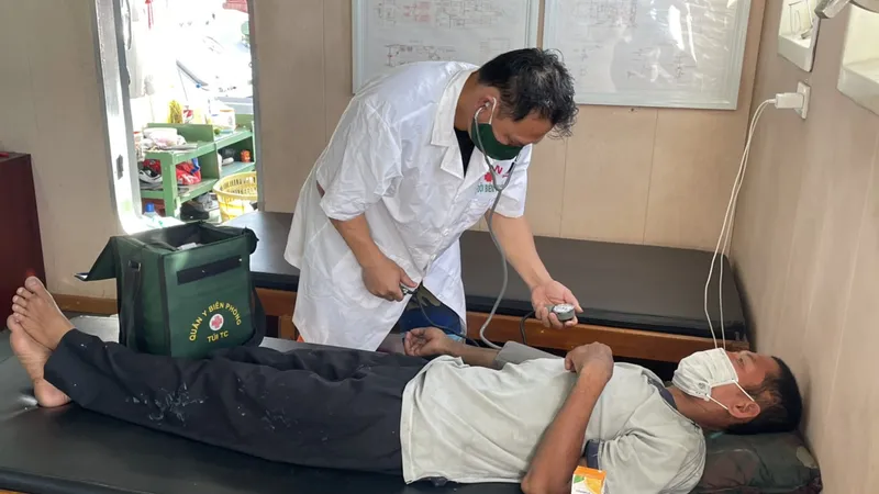 Cứu được 1 trong 2 ngư dân trôi dạt trên biển 