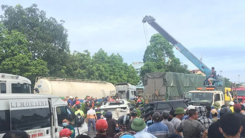 Ô tô tông nhau liên hoàn trên Quốc lộ 1A, ít nhất 1 người chết, nhiều xe bị hư hỏng