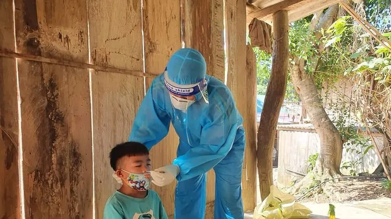 Cán bộ y tế lấy mẫu xét nghiệm cho người dân bản Chăm Puông (xã Lượng Minh, huyện Tương Dương). Ảnh: YTNA
