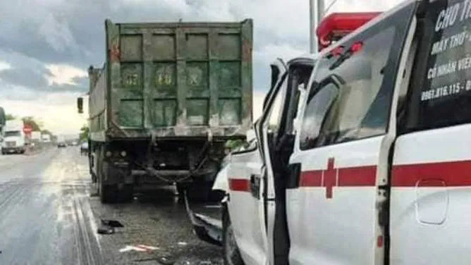 Xe cứu thương tông đuôi xe tải, 4 người bị thương