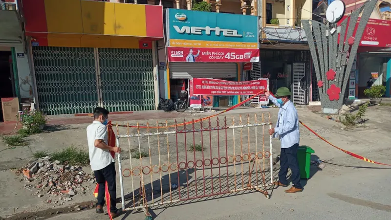 Tổ giám sát, phòng, chống dịch Covid-19 hỗ trợ lực lượng chức năng cách ly, giãn cách khu vực có dịch. Ảnh: CDC Thanh Hóa