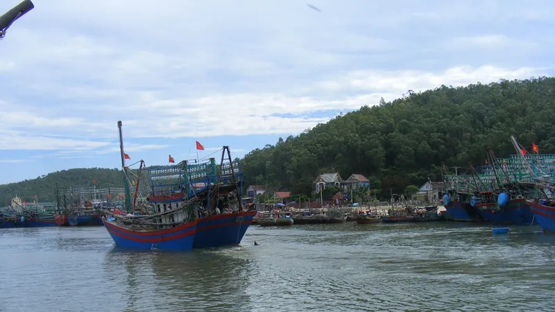 Nghệ An: 2 ngư dân bị điện giật tử vong trên biển
