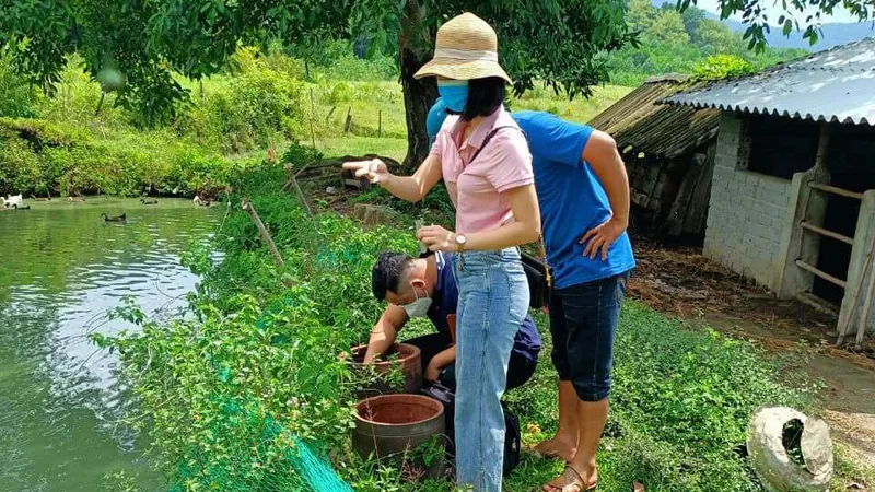Cán bộ y tế tiến hành điều tra nguồn gây bệnh sốt xuất huyết tại xã Mậu Lâm (huyện Như Thanh). Ảnh: CDC Thanh Hóa