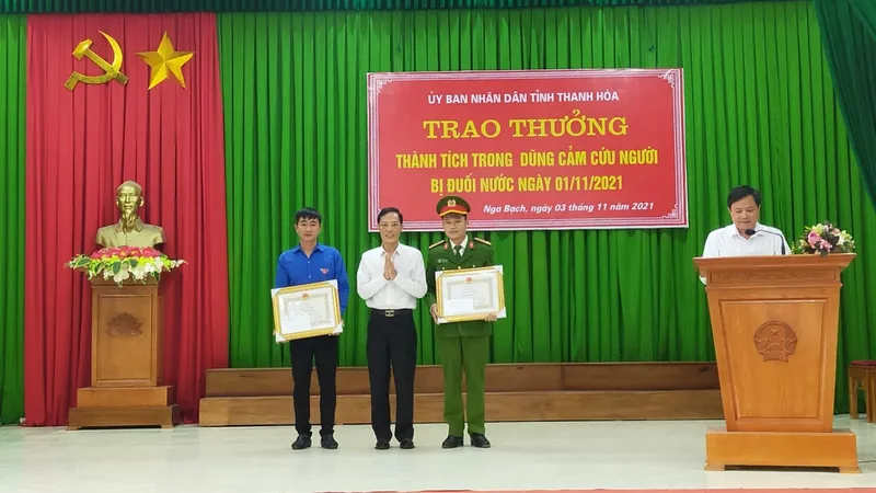 Tặng bằng khen cho 2 cán bộ cứu sống cháu bé bị đuối nước