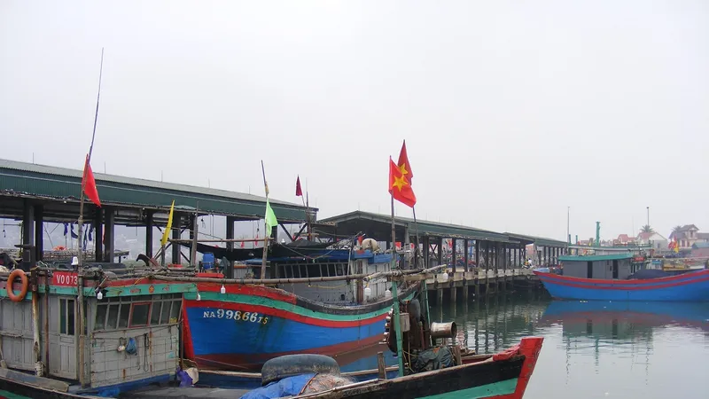 Vào bờ tránh bão, 2 ngư dân Nghệ An rơi xuống biển mất tích