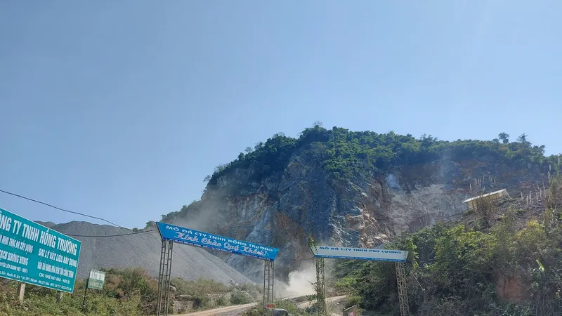 Nghệ An: Nổ mìn khai thác đá khiến 2 người bị thương, 23 nhà hư hỏng