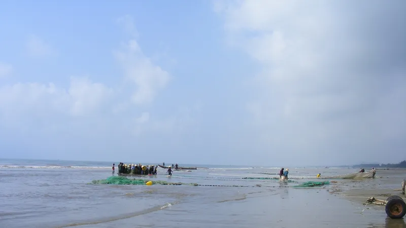 Thanh Hóa: 2 học sinh tử vong và mất tích khi tắm biển
